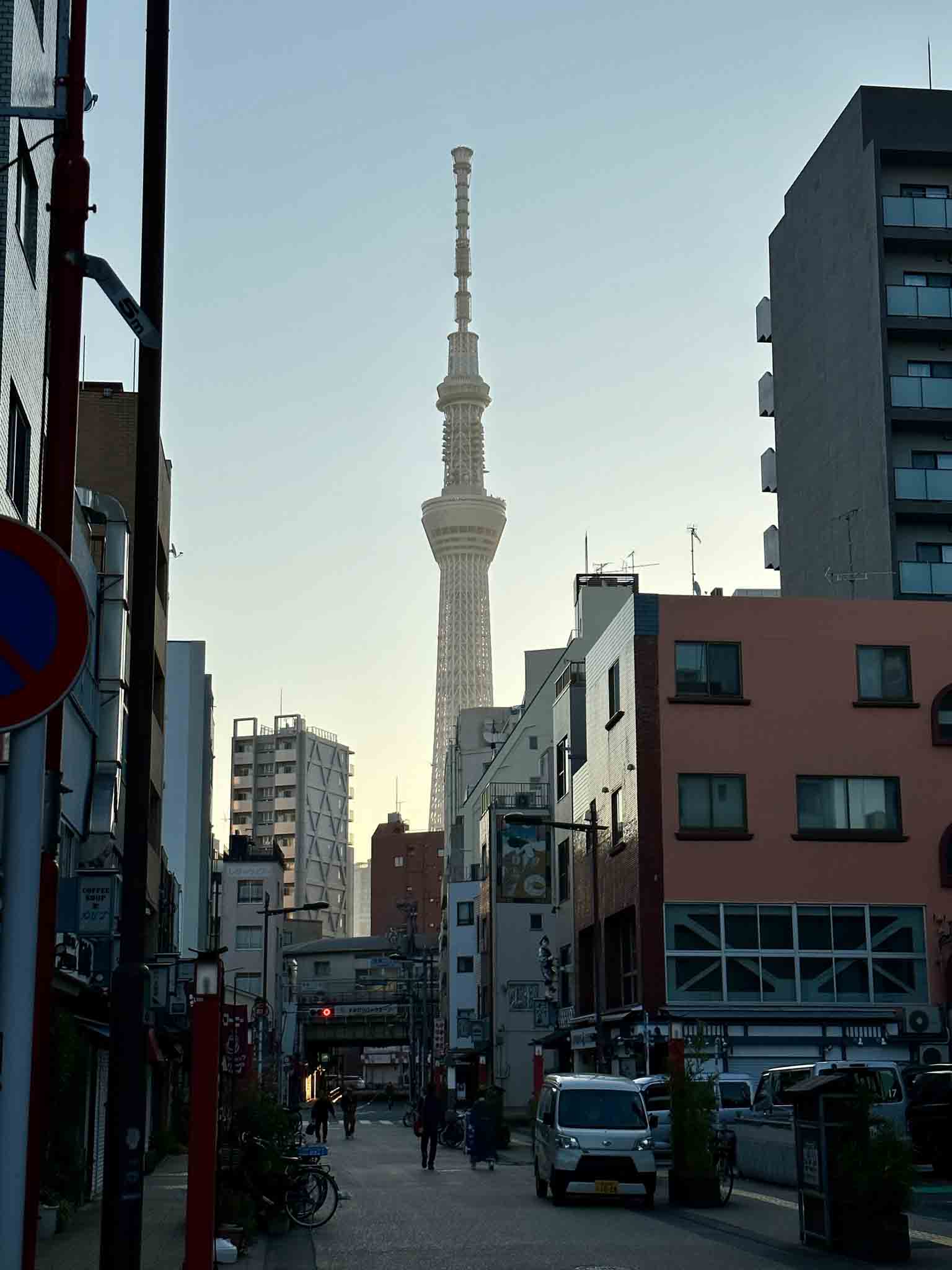 Captured the sunrise with Tokyo Skytree in the background on the first day of my trip.